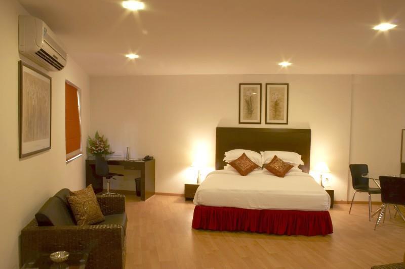 Shilton Royale Hotel Bangalore Room photo
